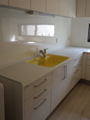 ホワイト＆イエローで明るいくポップな仕上がりに